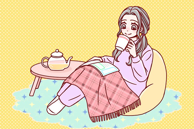 家でリラックスして生理中も快適に過ごす様子